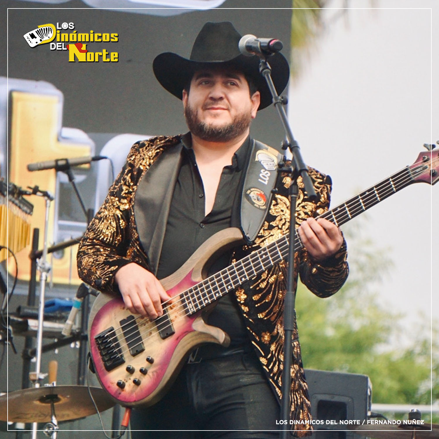 Bajo quinto en concierto — Los Dinámicos del Norte
